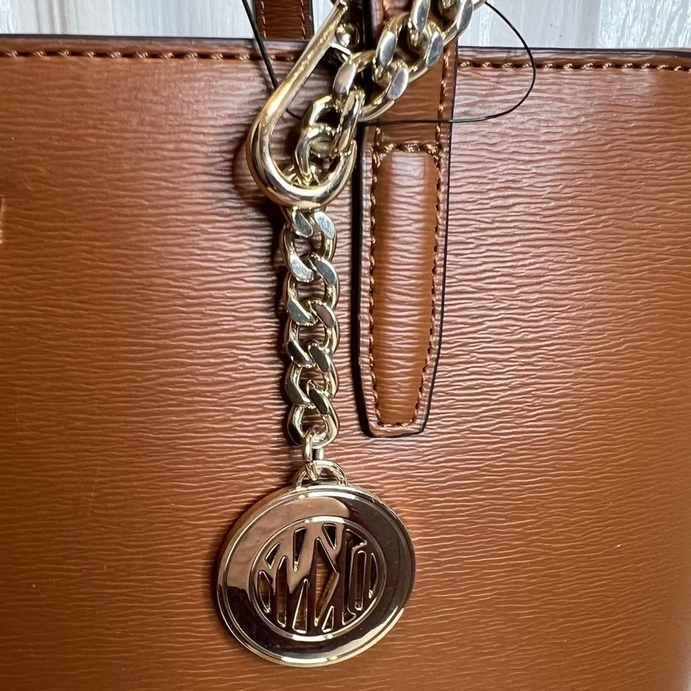 DKNY BRYANT MEDIUM TOTE - Picture 15 of 15